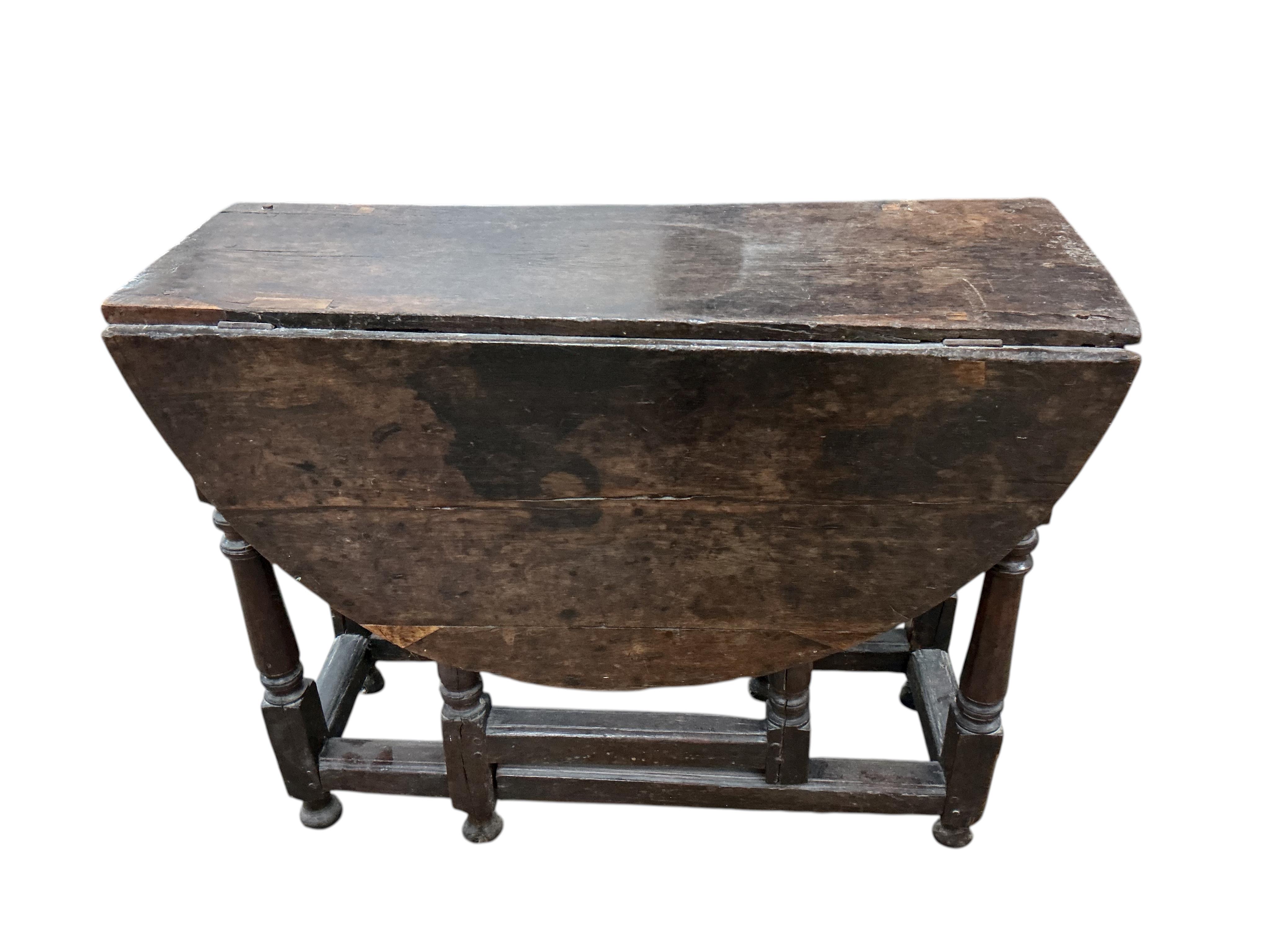 A late 17th / early 18th century oak gateleg table, width 100cm, depth 38cm, height 77cm